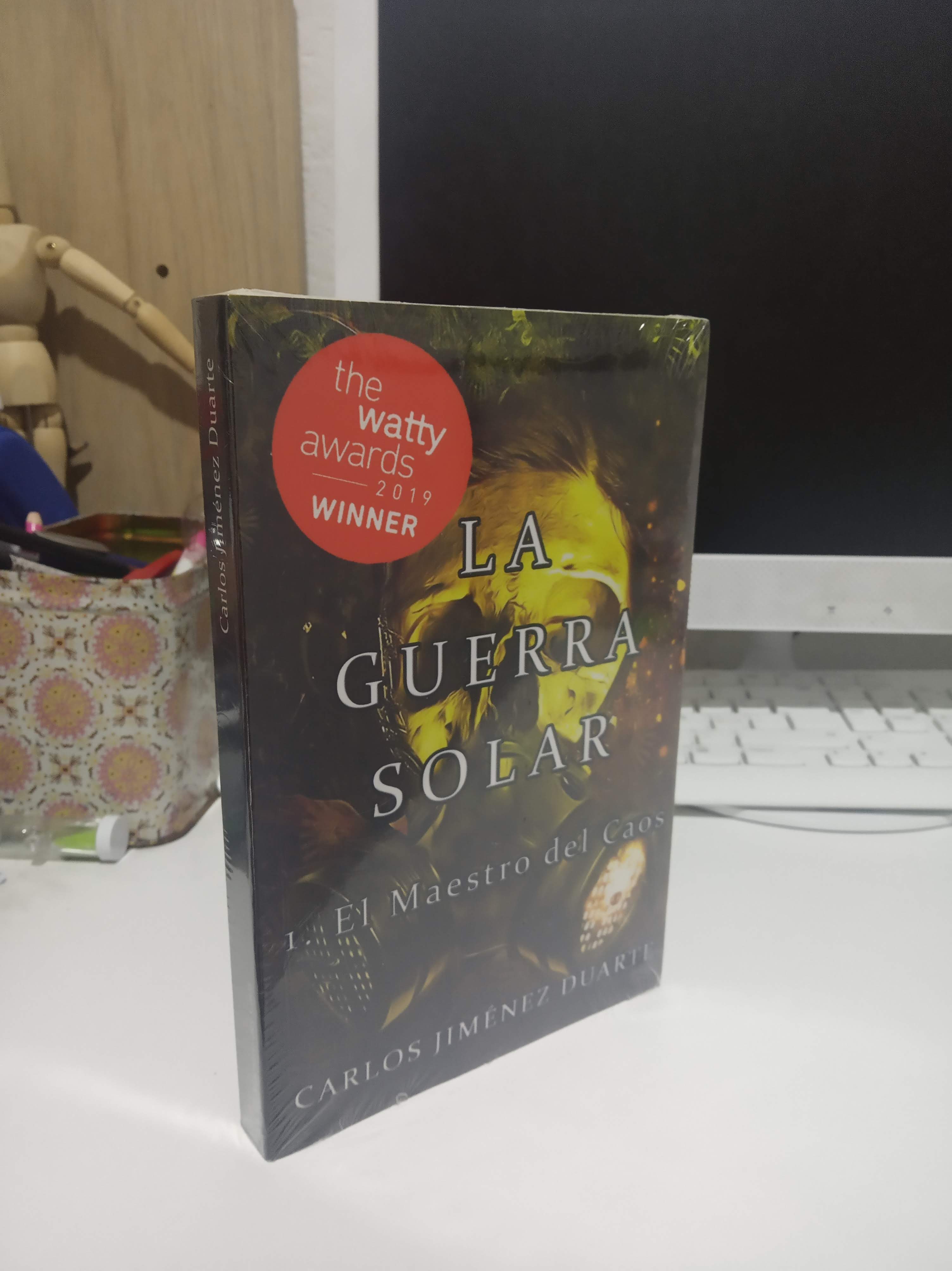 Libro físico de La Guerra Solar en exhibición